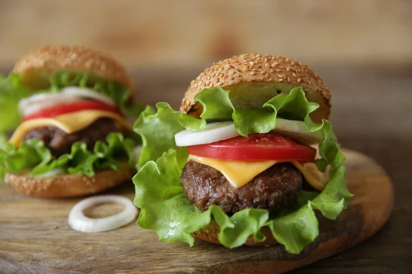 Zbliżenie Dwa Hamburger Kotlet Wołowy Serem Pikle Pomidory Cebula Sałata — Zdjęcie stockowe