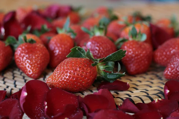 Ripe Beautiful Red Strawberries Green Leaves Petals Red Roses Wooden — Stock Photo, Image