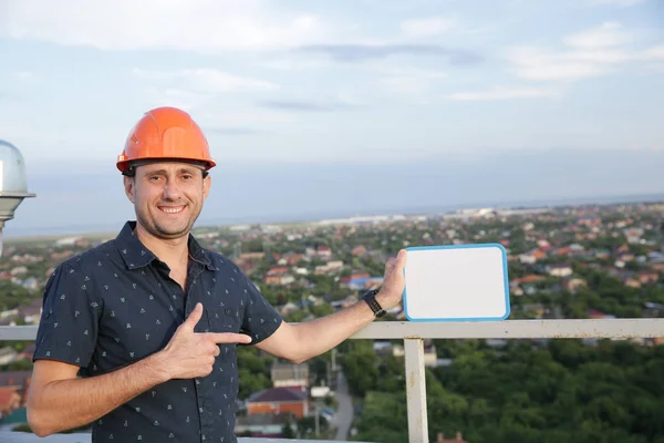 Constructor Casco Protección Con Una Tableta Para Escribir Mano Está —  Fotos de Stock