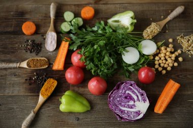 Üst te. Organik sağlıklı gıda, filizlenmiş baklagiller, çemen, bezelye, baharat, hindistan cevizi, Himalaya tuzu, biber, sebze, domates, havuç, kırmızı lahana, maydanoz dahil.