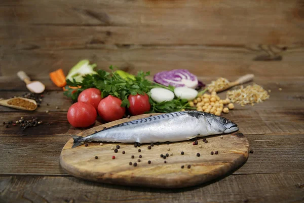 Maquereau Frais Isolé Sur Une Planche Découper Bois Avec Légumes — Photo