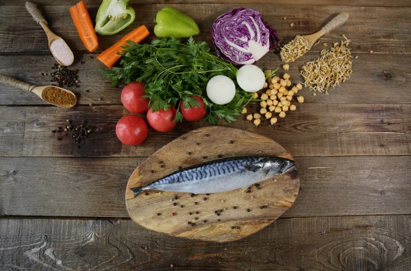 Färsk Makrill Isolerad Trä Skärbräda Med Grönsaker Grodda Bönor Och — Stockfoto