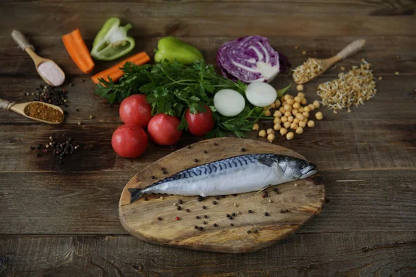 Caballa Fresca Aislada Una Tabla Cortar Madera Con Verduras Frijoles —  Fotos de Stock