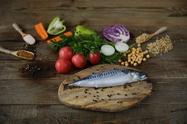 Caballa Fresca Aislada Una Tabla Cortar Madera Con Verduras Frijoles —  Fotos de Stock