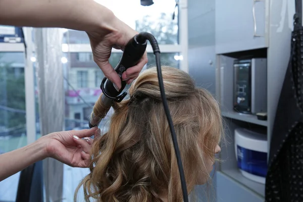 Fiatal Szőke Hosszú Hajú Fodrászat Barber Teszi Frizurát Szőke Curling — Stock Fotó