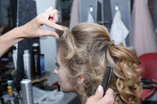 Fiatal Szőke Hosszú Hajú Fodrászat Barber Teszi Frizurát Szőke Curling — Stock Fotó