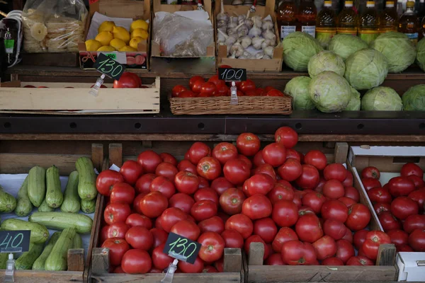 유기농 신선한 토마토와 과일은 시장에 있습니다 — 스톡 사진