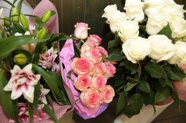 Beyaz ve pembe güller ve lilyum güzel bir buket... Tatiller, Doğum günü, düğün günü, Sevgililer günü,