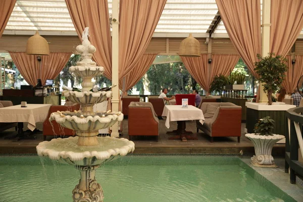 Intérieur Luxueux Restaurant Avec Une Belle Fontaine Milieu Piscine Des — Photo