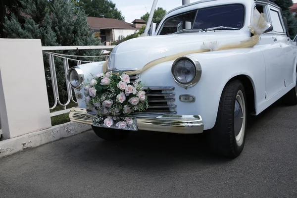 Casamento Carro Branco Retro Decorado Com Flores Rosa Conceito Casamento — Fotografia de Stock