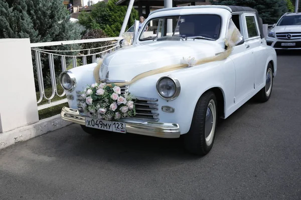 Krasnodar Rússia 2019 Carro Branco Retro Decorado Com Flores Rosa — Fotografia de Stock
