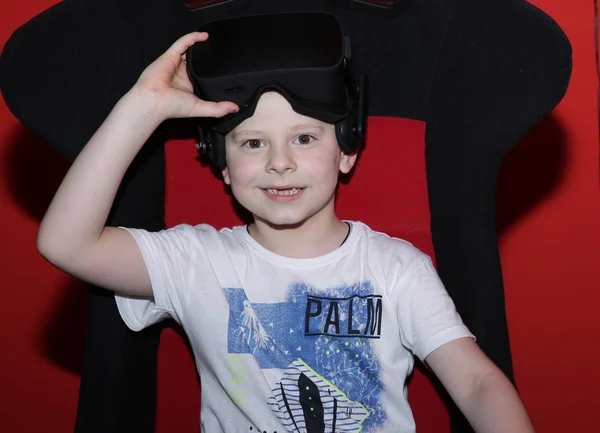 Niño Que Experimenta Juego Auriculares Fondo Rojo Negro Niño Usando —  Fotos de Stock