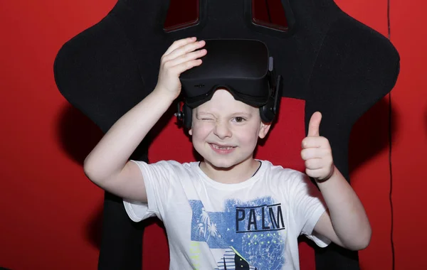 Niño Que Experimenta Juego Auriculares Fondo Rojo Negro Niño Usando —  Fotos de Stock