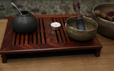 Yerba Mate calabash ve yanan bir mum ve bir çay seremonisi çoban üzerinde Wellness bir Tibet şarkı kase ile geleneksel bir gemide içki. Geleneksel etnik içecekler. Ulusal içkiler. Çayevi.