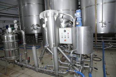 birbira ve şarap fabrikasında parlak tanklar veya variller. Sanayi Bira ve şarap yapımı. Şaraphane ve bira sanayi için ekipman