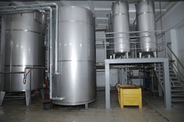 birbira ve şarap fabrikasında parlak tanklar veya variller. Sanayi Bira ve şarap yapımı. Bir fabrikanın şaraphane ve bira endüstriyel iç için ekipman