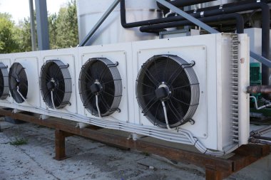 endüstriyel rotator, klima ve parlak tanklar veya varil bir bira ve şarap fabrikasında. Sanayi Bira ve şarap yapımı. Şaraphane ve bira için ekipman