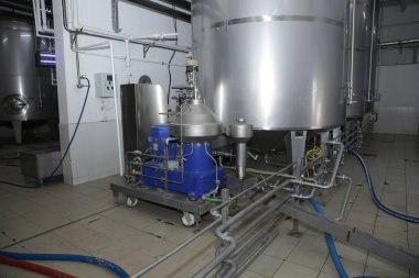 birbira ve şarap fabrikasında parlak tanklar veya variller. Sanayi Bira ve şarap yapımı. Bir fabrikanın şaraphane ve bira endüstriyel iç için ekipman