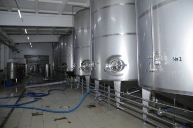 birbira ve şarap fabrikasında parlak tanklar veya variller. Sanayi Bira ve şarap yapımı. Bir fabrikanın şaraphane ve bira endüstriyel iç için ekipman