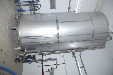 birbira ve şarap fabrikasında parlak tanklar veya variller. Sanayi Bira ve şarap yapımı. Bir fabrikanın şaraphane ve bira endüstriyel iç için ekipman