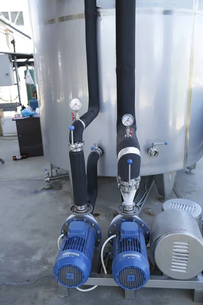 Glanzende Tanks Vaten Een Bier Wijnfabriek Industrie Brouwen Wijnmaken Uitrusting — Stockfoto