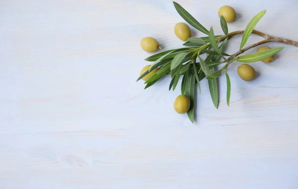 Flat Lay Olive Branch Leaves Green Olives Blue Background Healthy — Stock Photo, Image