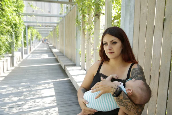 Young Happy Mother Lovingly Holds Her Arms Her Month Old — Stock Photo, Image