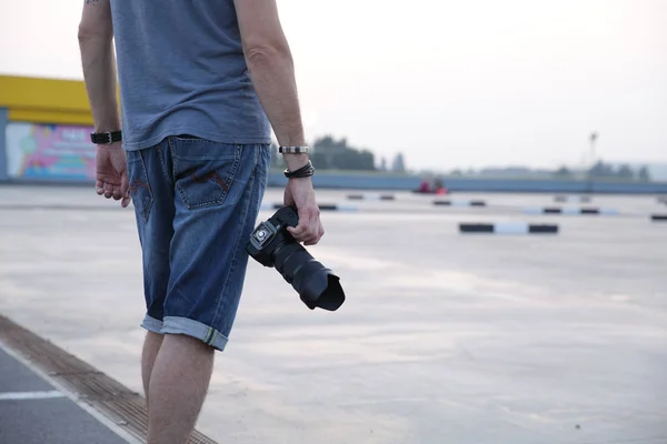 Bir Fotoğrafçı Veya Kameraman Elinde Dijital Kamera Açık Havada — Stok fotoğraf