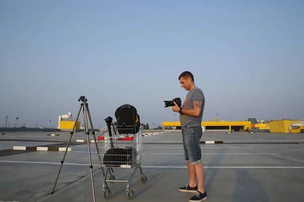 Câmera Digital Mão Fotógrafo Videógrafo Com Tripé Próximo Carrinho Comida — Fotografia de Stock