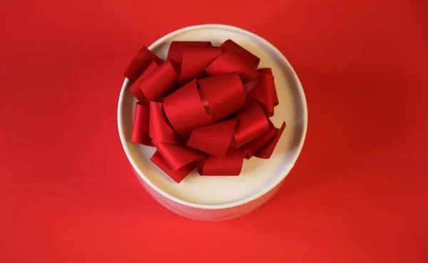 Flache Weiße Geschenkschachtel Mit Roter Großer Schleife Auf Rotem Hintergrund — Stockfoto