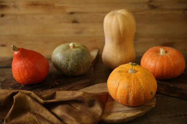 木製の素朴なテーブルの上にオレンジ色のカボチャとうぼう 感謝祭だハロウィーン 秋の静物 — ストック写真