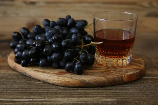 Bicchiere Brandy Vino Grappolo Succoso Uva Nera Tavolo Rustico Legno — Foto Stock