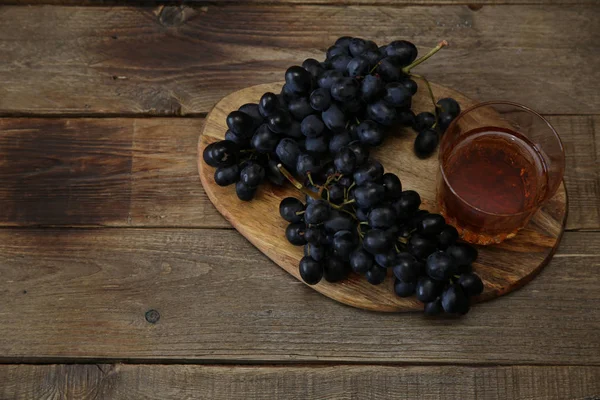 Bicchiere Brandy Cognac Vino Grappolo Succoso Uva Nera Tavolo Rustico — Foto Stock
