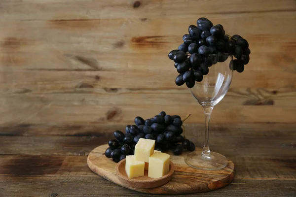 Uve Nere Biologiche Bicchieri Vino Vino Formaggio Sul Tavolo Rustico — Foto Stock