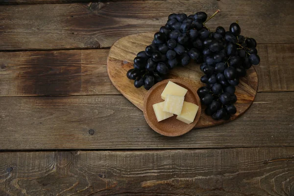 Cacho Uvas Queijo Suculentos Orgânicos Uma Mesa Rústica Madeira Com — Fotografia de Stock