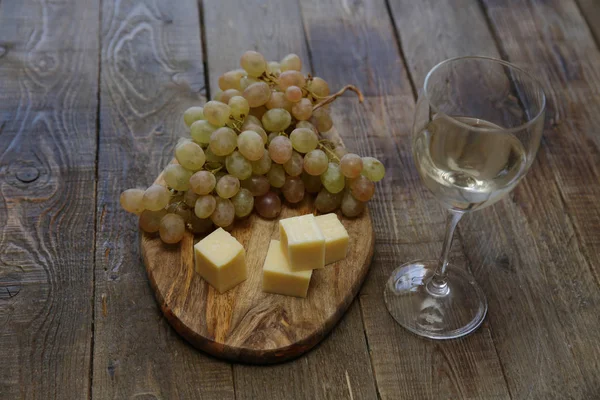 Uve Bianche Biologiche Vino Bianco Formaggio Sul Tavolo Rustico Legno — Foto Stock