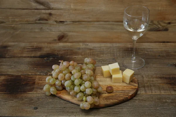 Uve Bianche Biologiche Vino Bianco Formaggio Sul Tavolo Rustico Legno — Foto Stock