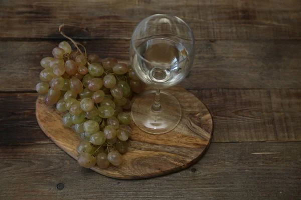 Bicchiere Vino Bianco Grappolo Uva Biologica Tavolo Legno Con Spazio — Foto Stock