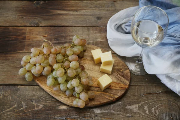 Uve Bianche Biologiche Vino Bianco Formaggio Sul Tavolo Rustico Legno — Foto Stock