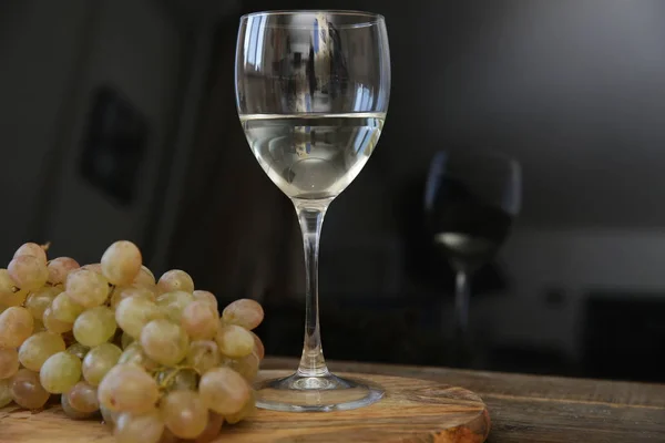 Bicchiere Vino Bianco Grappolo Uva Con Riflessione Vetro Tavolo Legno — Foto Stock