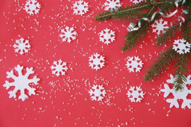 Kırmızı Noel arkaplanı, kar taneleri ve Noel ağacı dalı. Noel ve Yeni Yıl konsepti. Metin için Kopyalama alanı ile. Kusursuz Desen, arkaplan, kartpostal.