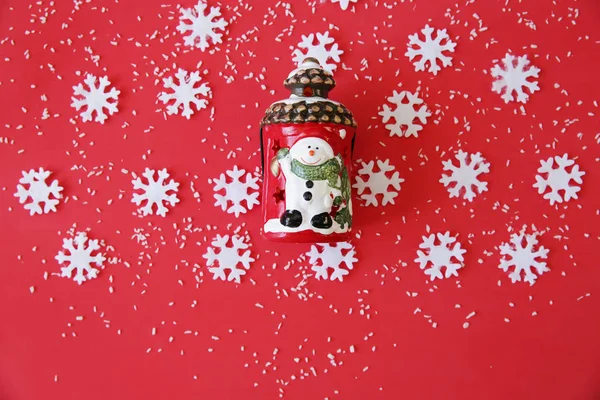 赤い背景に雪の結晶と雪だるまとクリスマスカード クリスマスと新年のコンセプト テキストのスペースをコピーします シームレスなパターン カード — ストック写真