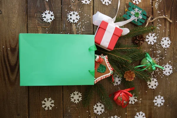 Рождественский Подарочный Пакет Подарками Елкой Снежинками Деревянном Фоне Концепция Рождества — стоковое фото