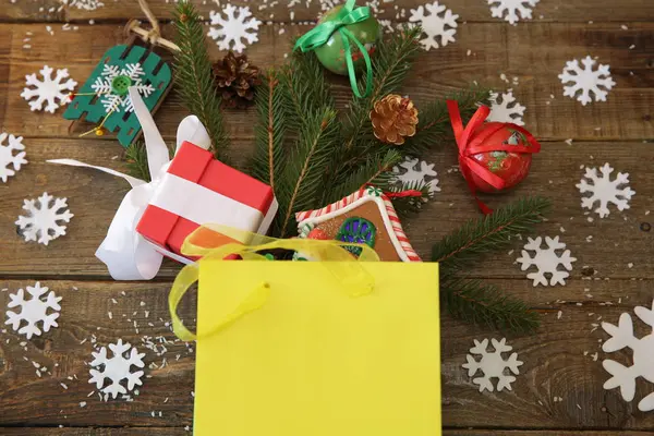 Weihnachtsgeschenktüte Mit Geschenken Und Weihnachtsbaum Und Schneeflocken Auf Holzgrund Weihnachts — Stockfoto
