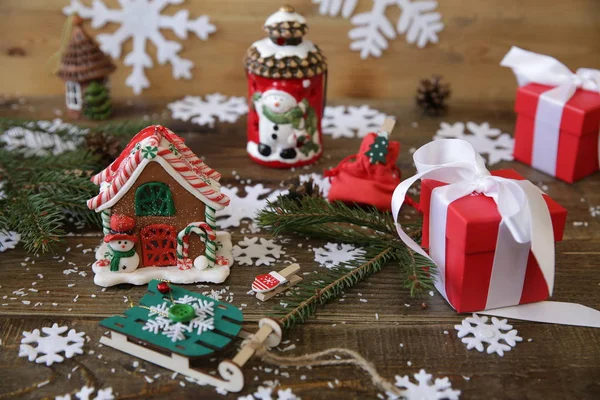 Jul Träd Gren Med Gåvor Pepparkakor Snögubbe Ljus Och Dekorationer — Stockfoto