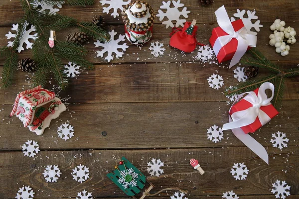 Noel Ağacı Hediyeler Dekorasyonlarla Ahşap Arka Planda Kar Taneleri Noel — Stok fotoğraf