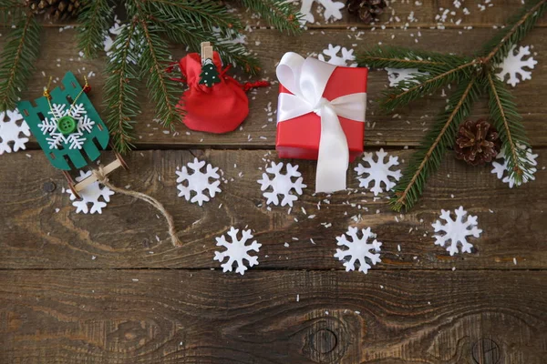 Julgran Med Gåvor Och Dekorationer Snöflingor Träbakgrund Jul Och Nyårskoncept — Stockfoto