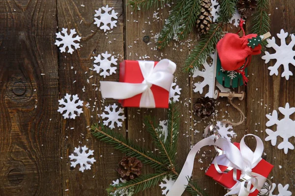 Julgran Med Gåvor Och Dekorationer Snöflingor Träbakgrund Jul Och Nyårskoncept — Stockfoto