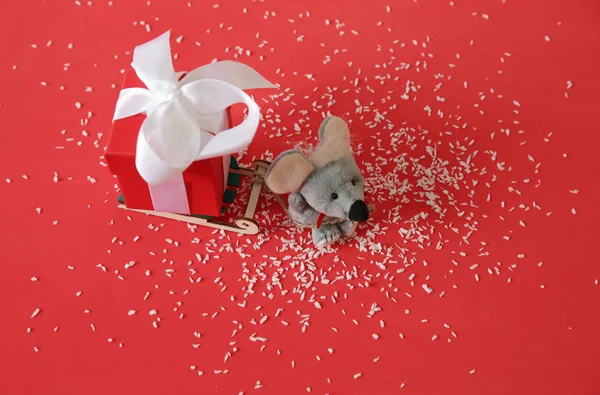 Una Rata Tira Trineo Con Una Caja Regalo Roja Con — Foto de Stock