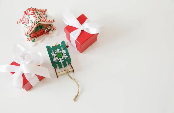 Weihnachtsgeschenke Präsentieren Rote Schachtel Mit Weißer Schleife Und Lebkuchen Und — Stockfoto